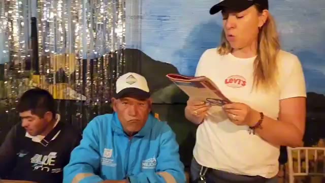 Voluntarios de la Fundación Viviendo Diferente atienden a un habitante de calle en la Barbería Chaplin durante la Misión Navidad 2023 en Bogotá