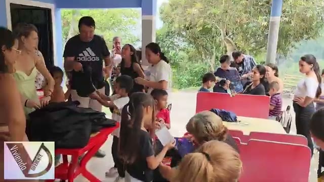 Niños de la escuela rural en Nocaima, Cundinamarca, muestran sus nuevos morrales y cuadernos entregados por la Fundación Viviendo Diferente
